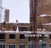 Будівельники у Рівному зліпили сніговика на багатоповерхівці (ВІДЕО)
