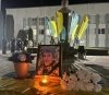 Десятки людей у Корці прийшли прощатися з полеглим воїном при світлі ліхтарів (ФОТО)