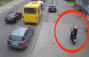Мотоцикліст у Рівному вирішив об'їхати затор тротуаром (ВІДЕО)