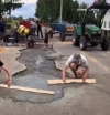На Володимиреччині селяни самі ремонтують дорогу (ВІДЕО)