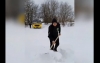 На Зарічненщині водій відкопував автобус, що застряг у снігу (ВІДЕО)