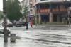 Поліцейський змокнув на перехресті, але дощовика від дівчини не взяв (відео)