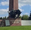 У Рівному скинули кількаметрові скульптури радянських солдатів (ВІДЕО)