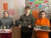 Учні ліцею на Рівненщині провели зимові канікули за виготовленням окопних свічок 