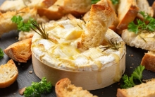 Рецепт для легкої вечері: запечений сир «Камамбер» з багетом