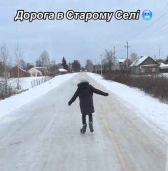 А дітям - радість: сільська дорога на півночі Рівненщини перетворилася на ковзанку