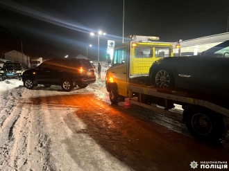 ДТП на Рівненщині: водійку затисло між своїм авто та евакуатором 