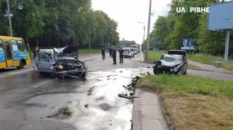 Неподалік обласної лікарні - розтрощені авто