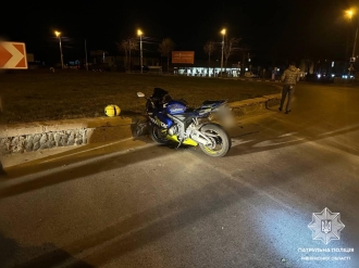 ДТП у Рівному: влетів у кільце на краденому на Житомирщині мотоциклі