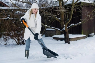 Як прибрати сніг із двору