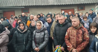 Зі сльозами на очах на Дубенщині ховали захисника, що загинув на Донбасі
