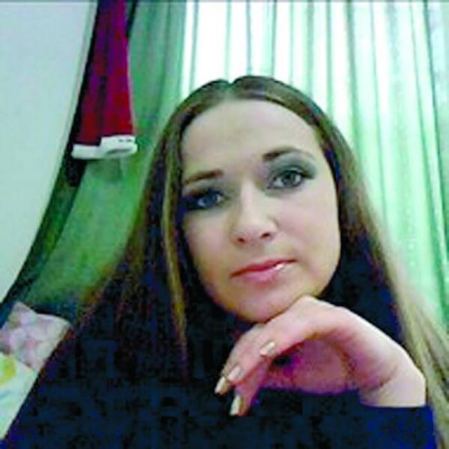 Олена Манзик працювала офіціанткою в Одесі, їздила на заробітки до Ліван. 2012-го повернулася до України. Тут їй ніде було жити, батько виганяв зі своєї 2-кімнатної квартири 