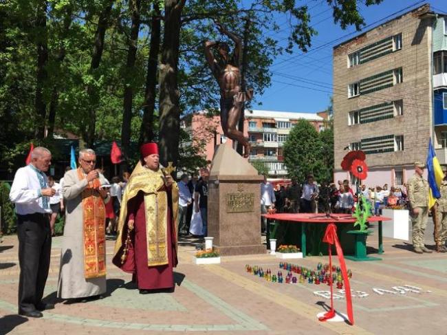 Доньки Героя відкрили пам’ятник полеглим на Майдані
