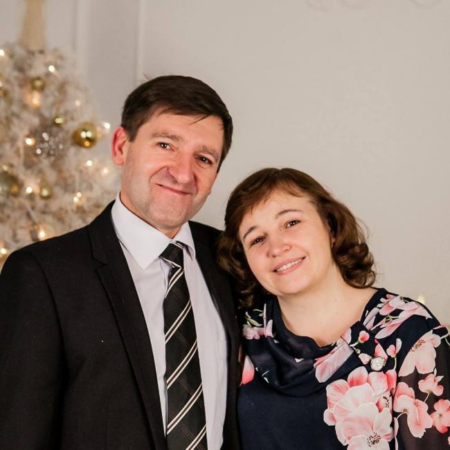 Директор школи Сергій Косинець з дружиною. Фото - з соціальної мережі Facebook