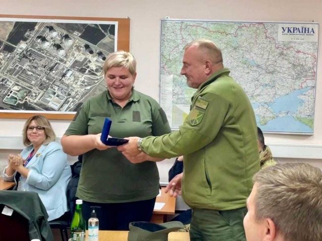 Командувач об’єднаних сил нагородив депутатку з Рівненщини