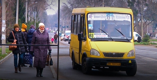 Зараз дістатися у мікрорайон «На Щасливому» можна лише власним автомобілем, автобусами, що рухаються у напрямку Здолбунова і Квасилова, або міською маршруткою № 61, яка заїжджає до новобудов. Фото: UA:Рівне