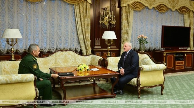 Лукашенко на зустрічі з Шойгу лякає війною до останнього «чи то українця, чи то поляка»