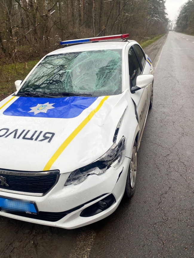 На Дубенщині брила льоду впала з вантажівки на службове авто: травми отримали поліцейські