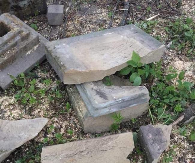 Заготівельники дров зруйнували чеські могили (ФОТО)