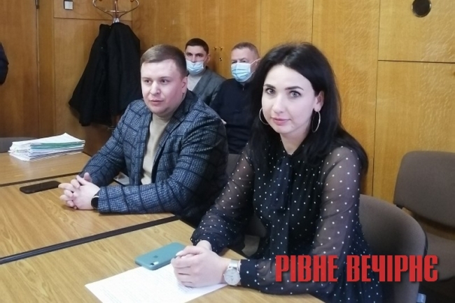 Артем Ганущак на засіданні міської депутатської комісії, поруч керуюча справами міськвиконкому Марія Корнійчук