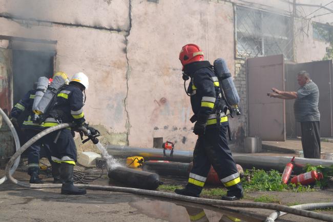 Пожежа на території квасилівського ПТУ: мало не вибухнули газові балони (ФОТО)