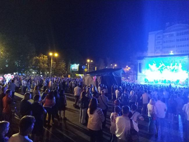 Сотні людей заспівали гімн України у центрі Рівного (ВІДЕО)