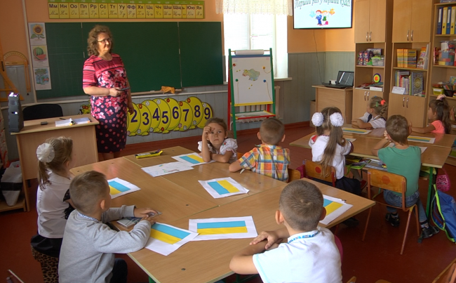 Ольга Чеховська проводить урок із першокласниками
