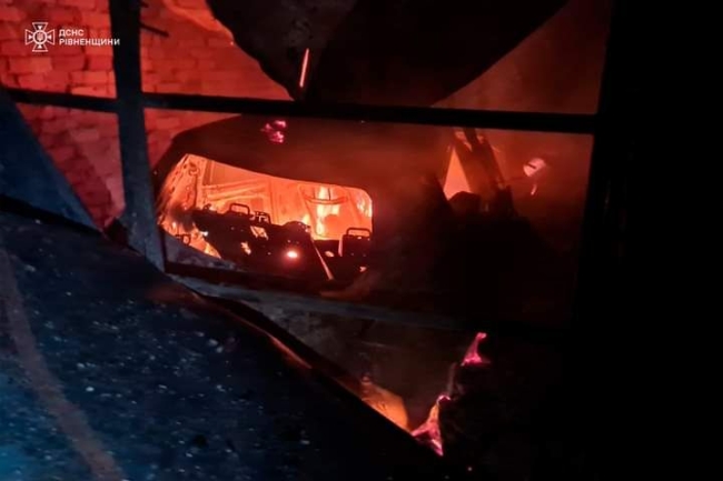 Вночі на Млинівщині згоріли сонячна електростанція та авто