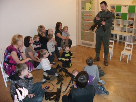 У латвійському дитячому садку дітям провели "урок патріотизму" люди у формі Waffen SS