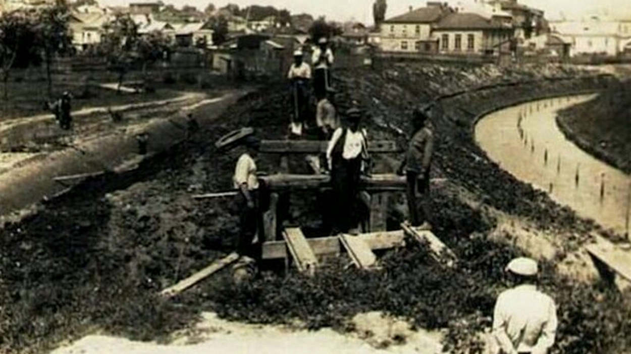 Роботи з поглиблення русла р. Устя. 1934 р. Фото надані Ігорем Мислінчуком.