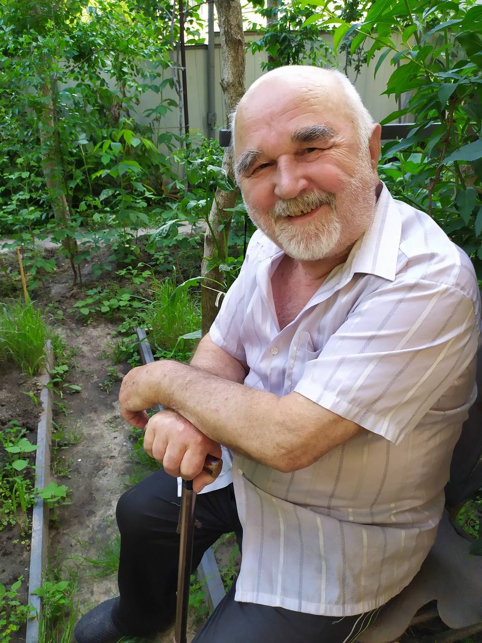 Анатолій Терещук у своїй садибі. Рівне, 2021 р.