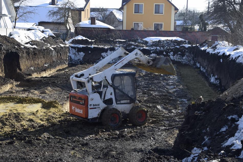 Робота над фундаментом майбутнього котеджу