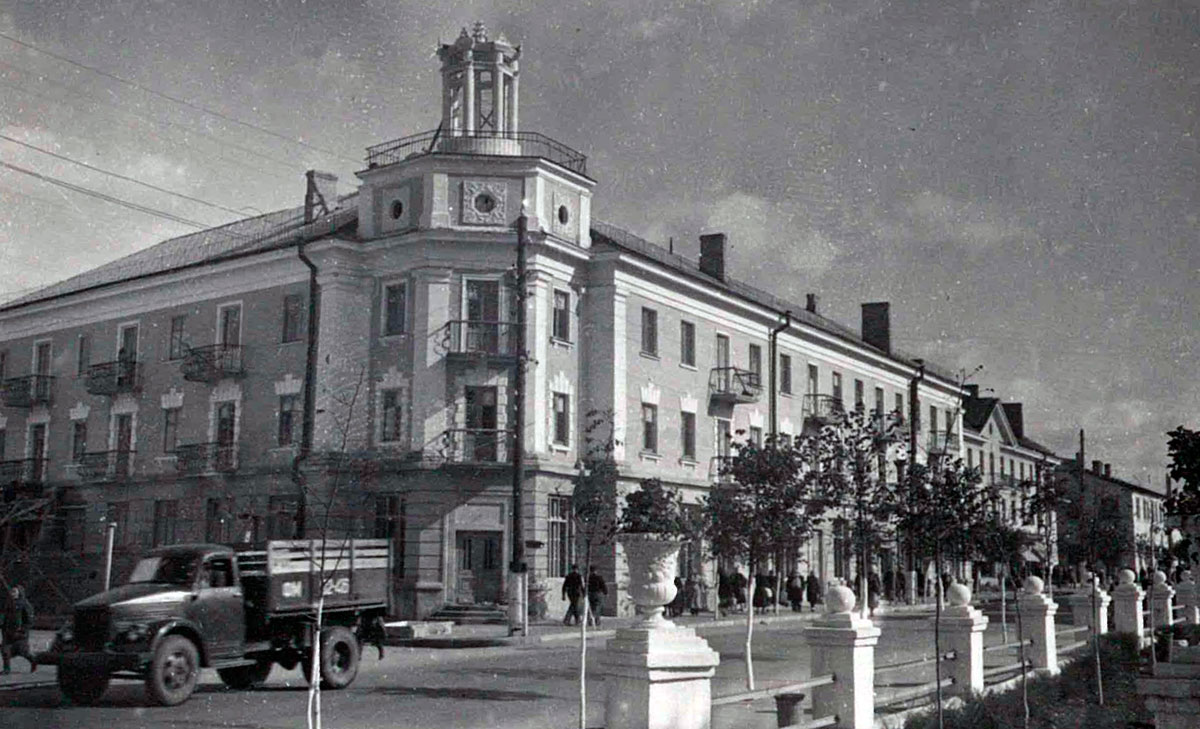 Житловий будинок з гастрономом «Ровно» на першому поверсі