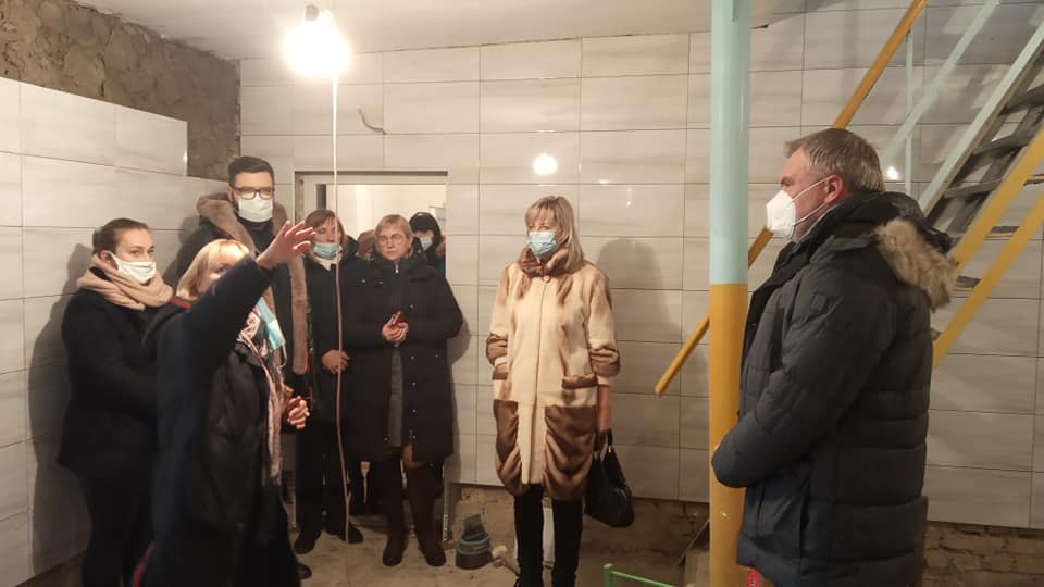 Олександр Ковальчук разом з командою під час завершальних робіт капітального ремонту будівлі пральні дитячого садочку №11 у Рівному