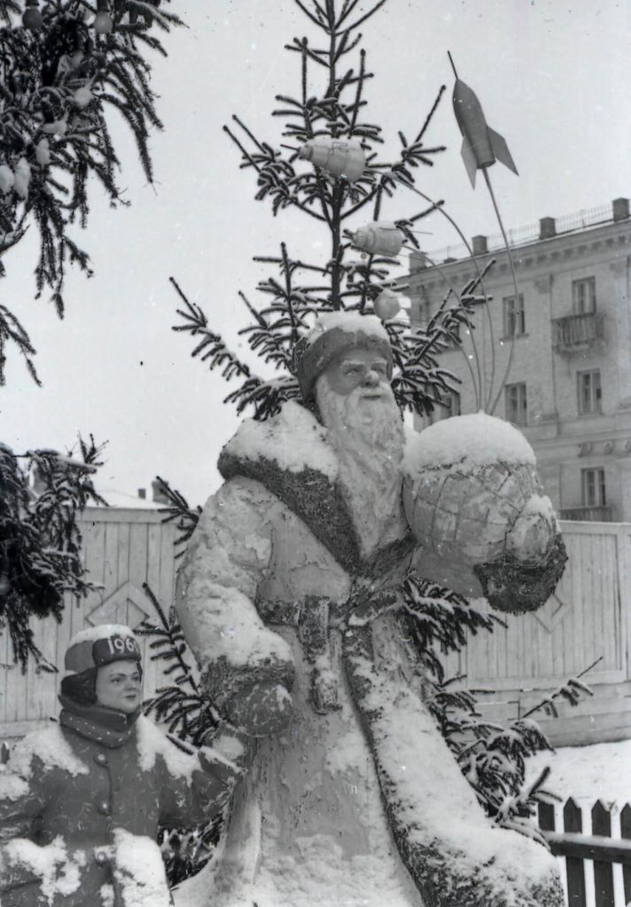 Напередодні 1960-го. Театр ще не добудували а Дід Мороз на звичному місці