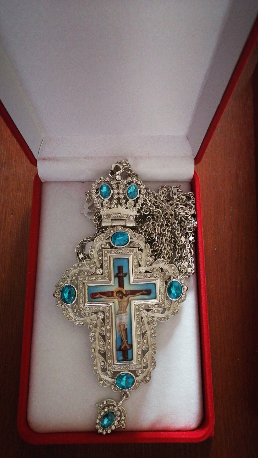 Хрести з прикрасами та шкатулки для зберігання святих дарів та мощей