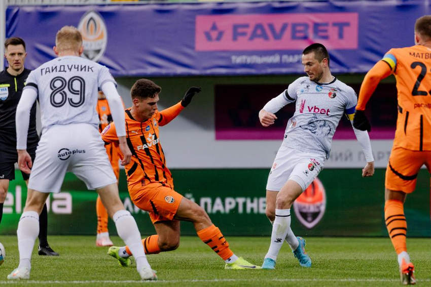 В останні пів години гри Верес пропустив три удари від Шахтаря.