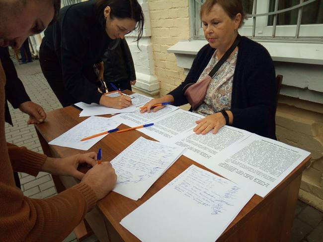 Збір підписів організували просто під стінами музшколи. Станом на 28 серпня зібрано майже тисяча підписів рівнян під зверненням колективу музшколи, збір підписів триває.