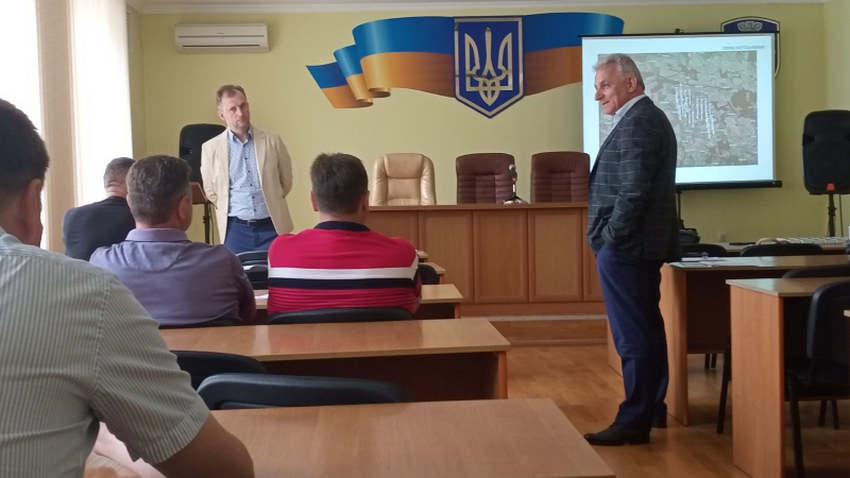 На фото представник компанії разом із міським головою Миколою Карапетяном під час зустрічі в міськраді Радивилова