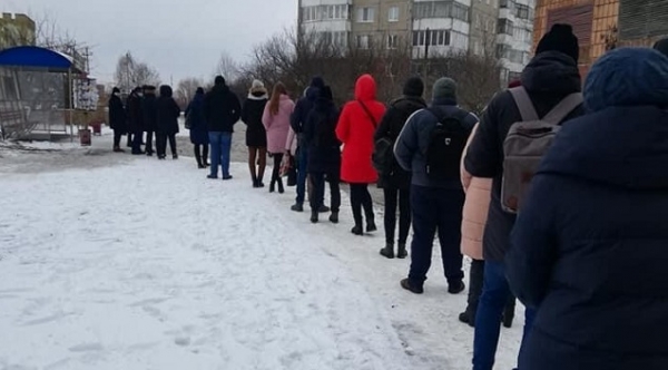 Авторка цього фото, мешканка Квасилова, звернулась до міського голови Рівного: «Так квасилівчани щоранку їдуть на роботу! Олександр Третяк, чому не можна пустити міський транспорт, як до Колоденки, Тинного, Вересневого?». Допис з відповідним зверненням в одній із рівненських спільнот опублікувала жителька Квасилова.