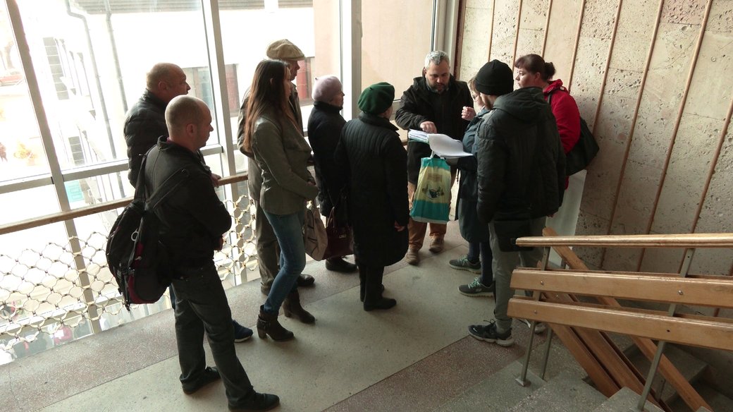 Ще у жовтні 2022 року мешканці будинку приходили на сесію міськради з проханням виділити землю. Тоді питання відклали на довивчення