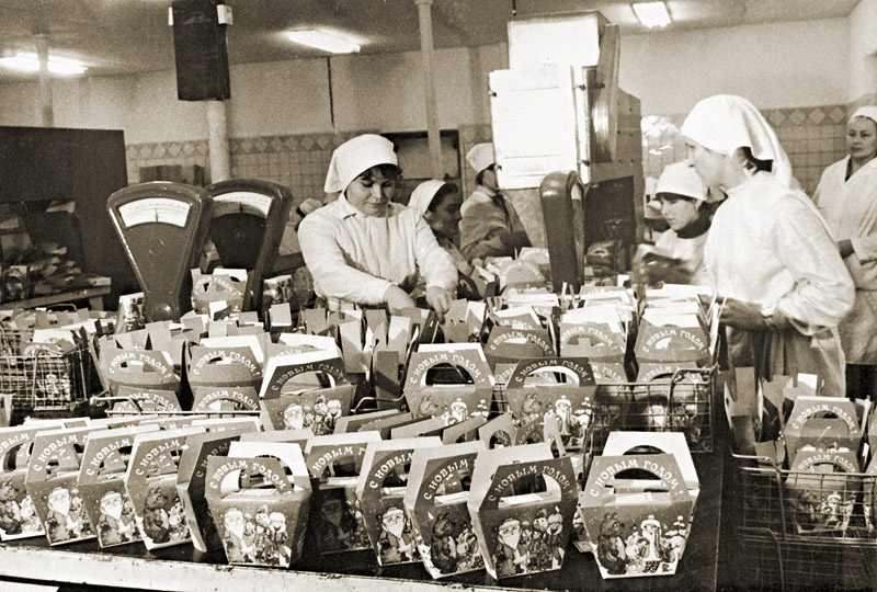 На кордитерській фабриці готують подарунки від Діда Мороза