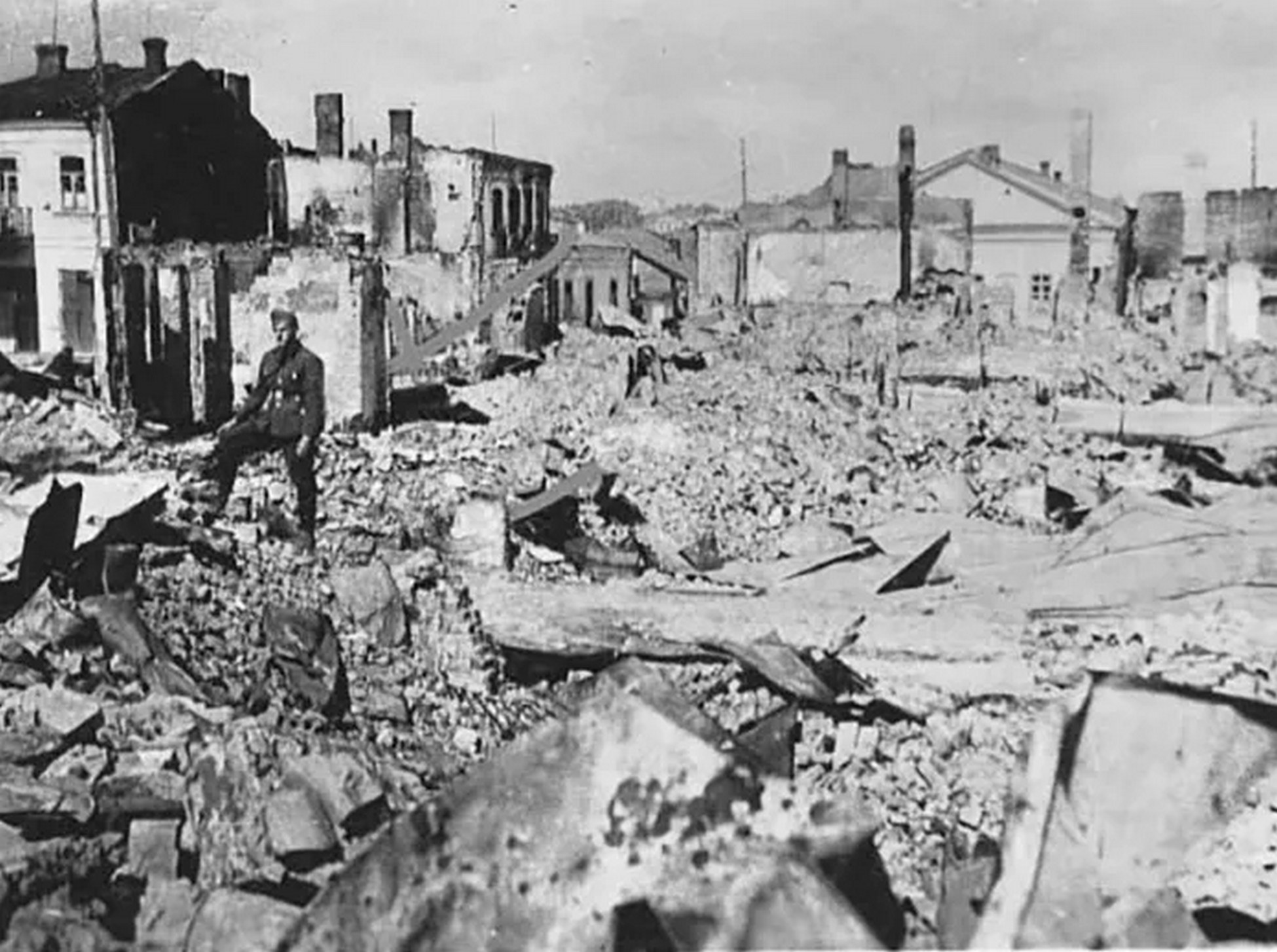 На руїнах у центрі Рівного. Червень 1941 р.