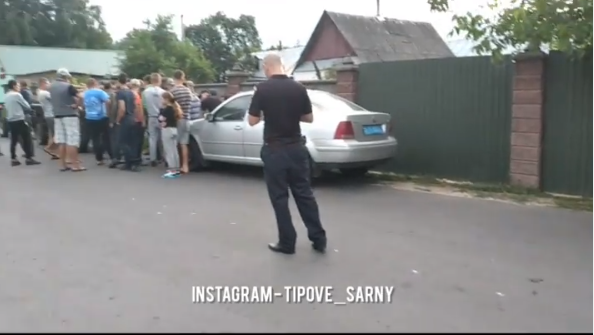 На Сарненщині односельці вийшли на захист чоловіка, якого поліція зупинила з деревиною (ФОТО/ВІДЕО)