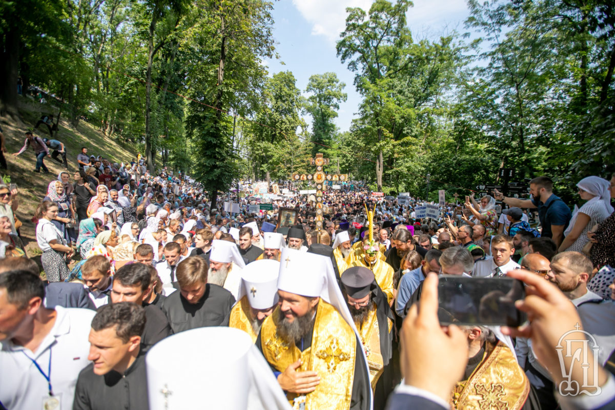 На фото Хресний хід Московського патріархату