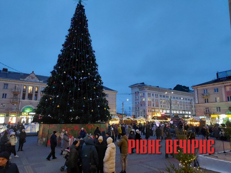 Відкрили головну ялинку Рівного 