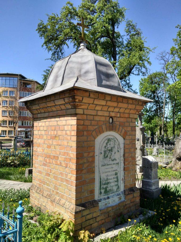 Одна з двох вцілілих капличок