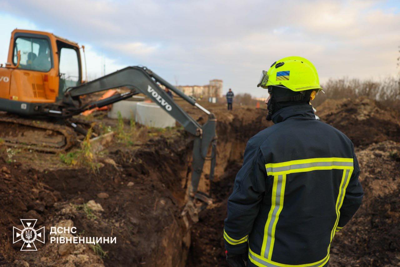 Рятувальники дістали з рову у Рівному тіло чоловіка