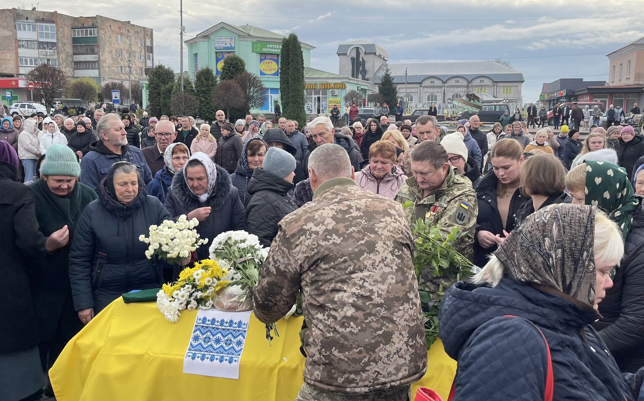 Громада на Рівненщині попрощалася з 47-річним воїном