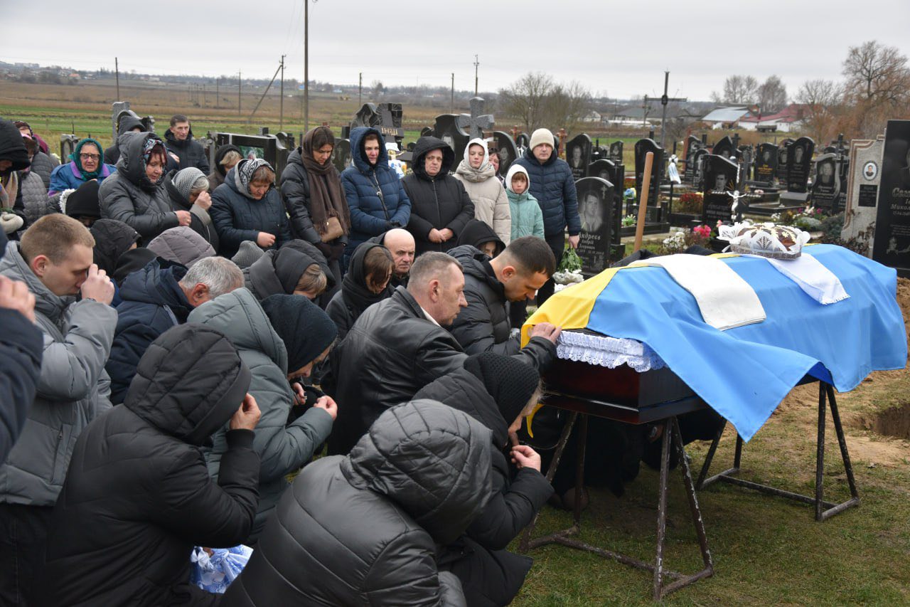 Громада на Рівненщині з весільним короваєм прощалася з полеглим воїном
